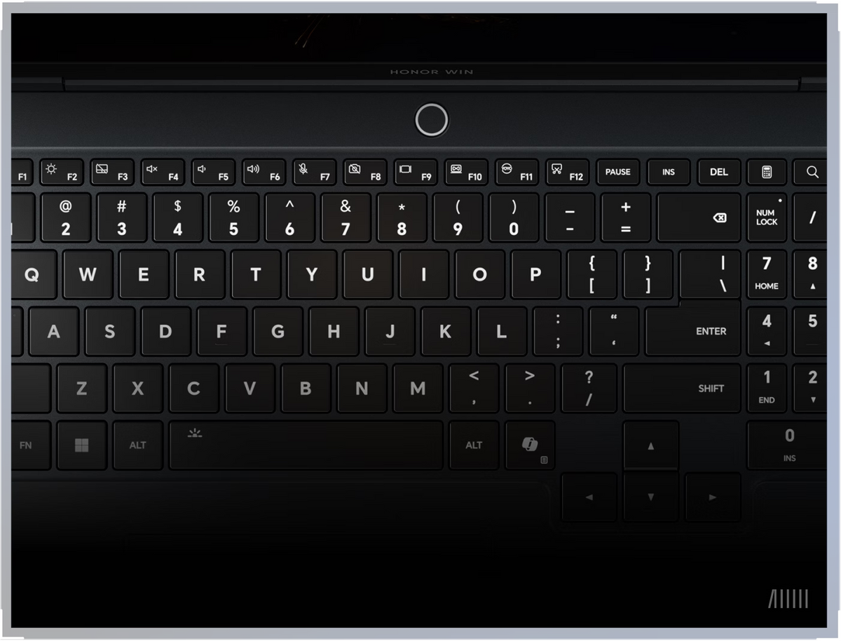 Teclado completo con bloque numérico del HONOR WIN H7 2026